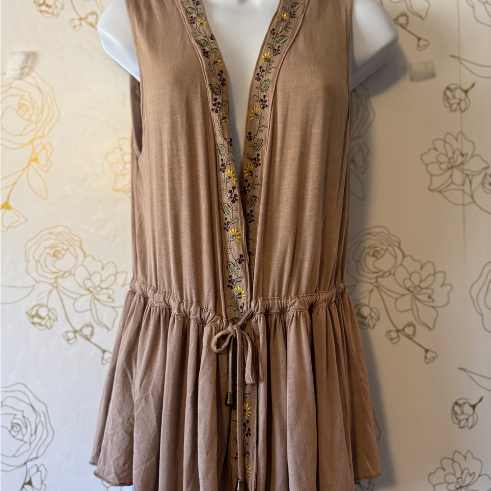 POL Sleeveless Tank Top in Taupe with Floral Trim